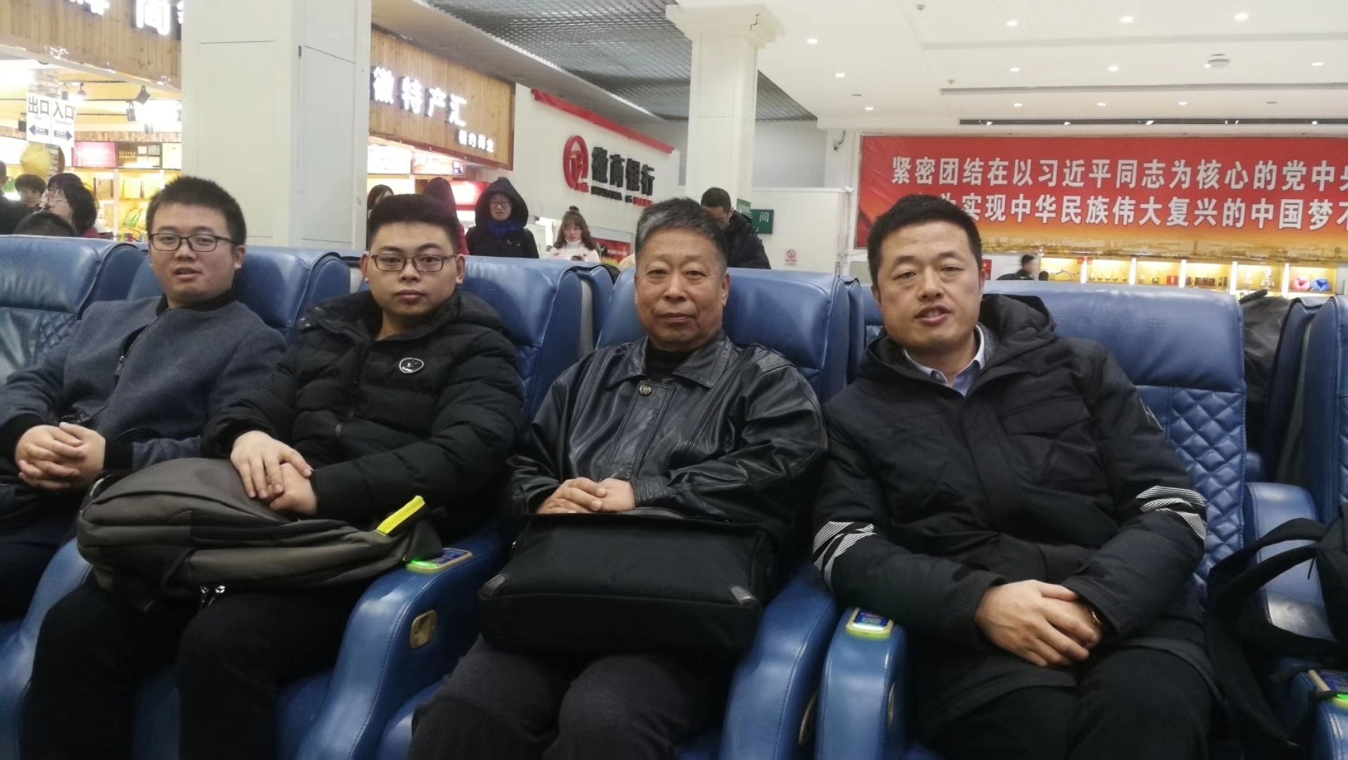 安嘉人出差凌晨3点在机场留影 安嘉人出差凌晨3点在机场留影