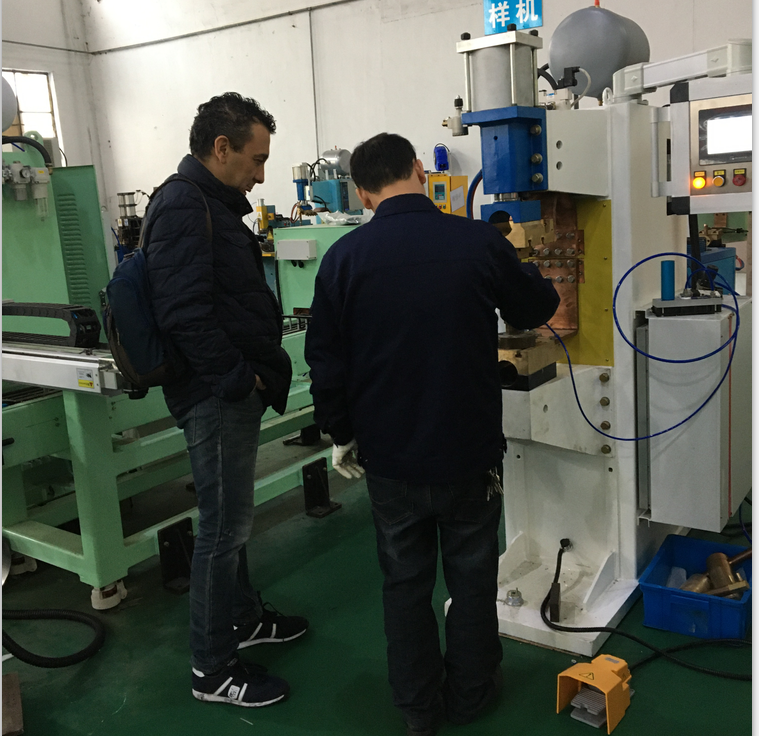 意大利客户来厂验收中频点焊机 意大利客户来厂验收中频点焊机