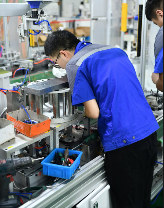 安嘉电气装配师正在专注的接线 安嘉电气装配师正在专注的接线