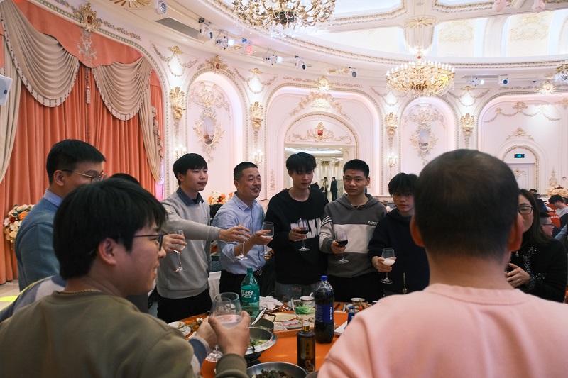 安嘉2025年年会敬酒-3 安嘉2025年年会敬酒-3