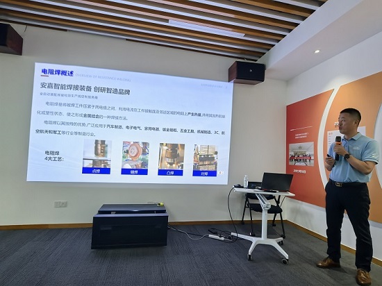 邓总参加机械荟活动 邓总参加机械荟活动